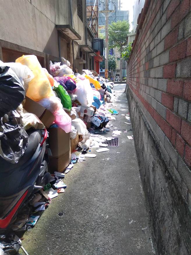 台中沙鹿區精華地段小巷弄，近期遭丟棄大量垃圾，一包包資源回收物堆積成山。（民眾提供／陳淑娥台中傳真）