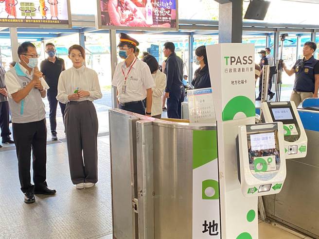 「桃竹竹苗通勤定期票TPASS」2日上路首日，新竹市长高虹安（左二）一早8时特别到台铁新竹站了解台铁站票机与通勤族使用状况。（陈育贤摄）
