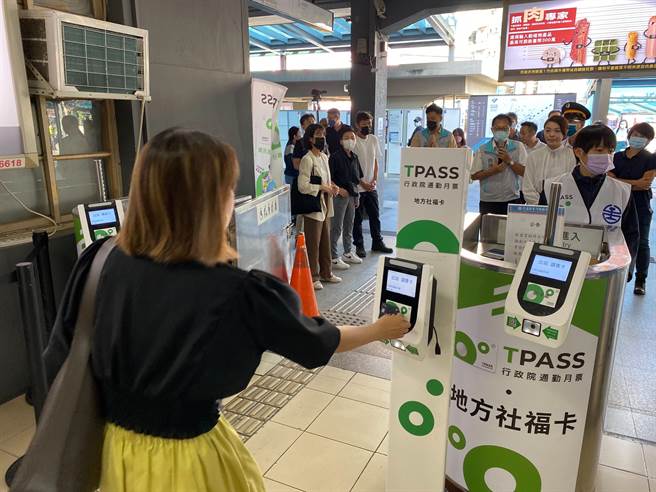 「桃竹竹苗通勤定期票TPASS」2日上路首日，新竹市长高虹安（后右三）一早8时特别到台铁新竹站了解台铁站票机与通勤族使用状况。（陈育贤摄）