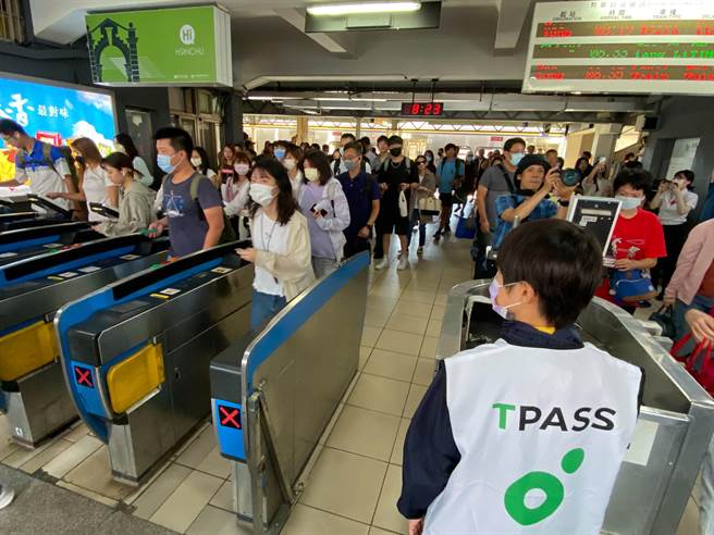 「桃竹竹苗通勤定期票TPASS」2日上路首日，台铁新竹站使用状况顺畅正常。（陈育贤摄）