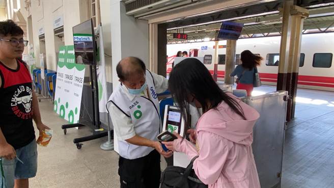 「桃竹竹苗通勤定期票TPASS」2日上路首日，台铁新竹站使用状况顺畅正常。（陈育贤摄）