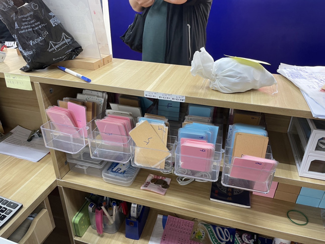 警方现场查扣相关赌博器具。（照片 / 刘咏韵翻摄）