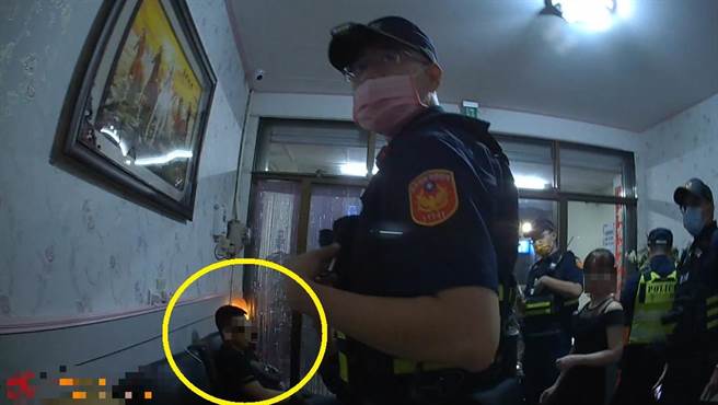 大甲警方中秋连假实施临检，查获一名非法移工前往养生会馆消费。（警方提供／陈淑娥台中传真）