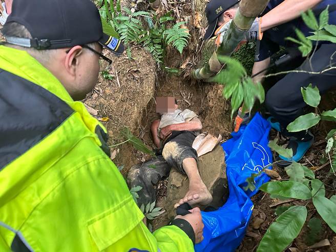 基隆市七堵区发生老翁上山种田不慎跌伤意外，经一夜搜寻，所幸于2日一早发现老翁身影，迅速送医急救。（翻摄照片／张志康基隆传真）