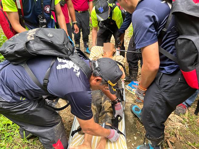 基隆市七堵区发生老翁上山种田不慎跌伤意外，经一夜搜寻，所幸于2日一早发现老翁身影，迅速送医急救。（翻摄照片／张志康基隆传真）