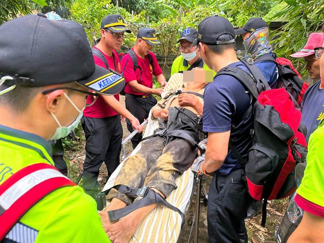 基隆市七堵区发生老翁上山种田不慎跌伤意外，经一夜搜寻，所幸于2日一早发现老翁身影，迅速送医急救。（翻摄照片／张志康基隆传真）