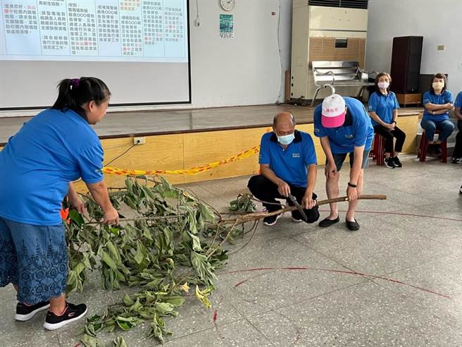 莺歌区尖山里演练整备抢救组协助警方拉起封锁线并清理路面障碍物，确保逃生、物资运送路线的畅通。（新北市水利局提供）