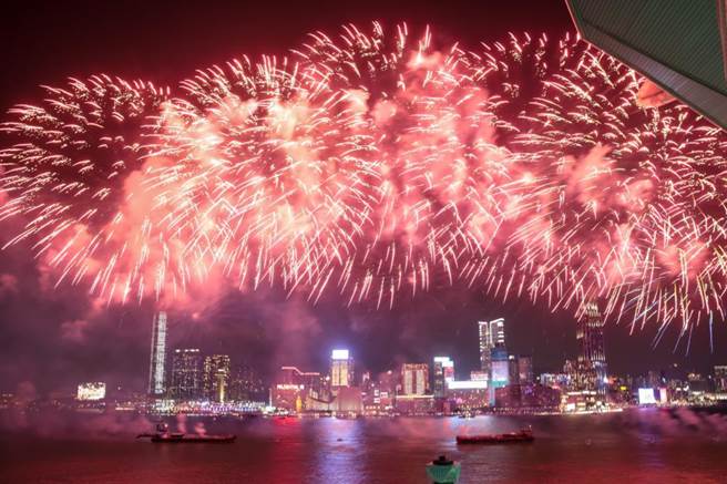 時隔五年，香港維多利亞港上空再次舉行長達23分鐘的大陸國慶煙花匯演。（圖／香港中通社）
