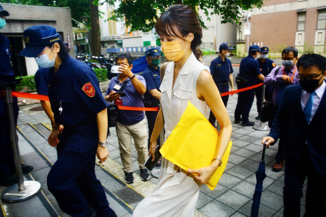 台北地院2日9时30分首次传唤高虹安担任立委期间涉贪案、未认罪的助理、绰号「公卫文」的王郁文（白衣者）在上午9点出庭应讯。（邓博仁摄）