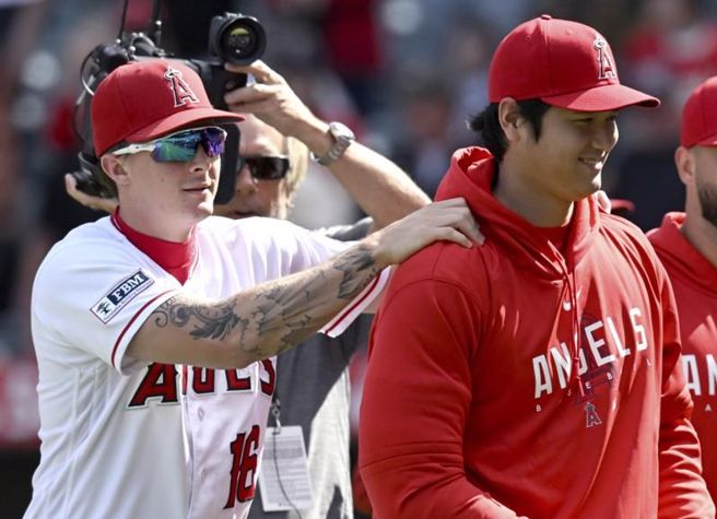 大谷翔平(右)出席本季最后一场例行赛。（美联社）