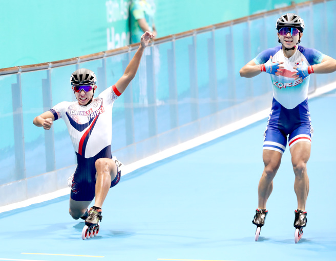 中華隊黃玉霖（左）在滑輪溜冰男子3000公尺接力擔任最後一棒，靠意志力撐過最後10公尺逆轉韓國隊奪金。（毛琬婷攝）