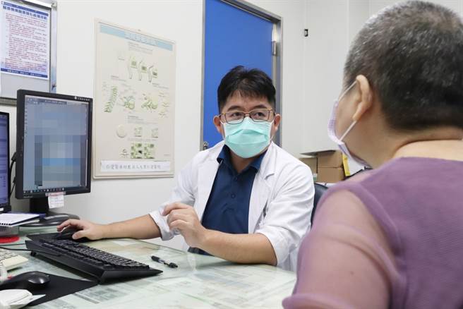 大里仁爱医院脑神经外科医师张育铭（左）指出，脑膜瘤是颅内最常见的原发性肿瘤，其中约9成为良性；民眾若出现「持续性」头痛、头晕、噁心呕吐或视力模糊等症，可进一步就医检查。（大里仁爱医院提供／潘虹恩台中传真）