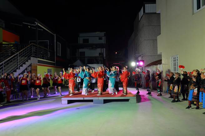 新日本舞踊舞蹈团登台表演，带给观眾彷佛置身日本的美感体验。（萧嘉蕙摄）