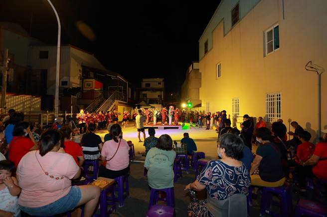 太麻里泰和祭现场热闹滚滚，台下百人共赏多元族群与文化时代的表演。（萧嘉蕙摄）