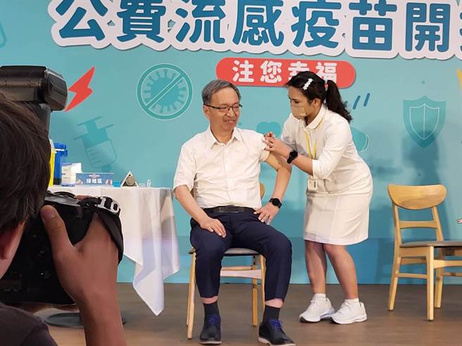 卫福部长薛瑞元今带头接种国光流感疫苗。（林周义摄）