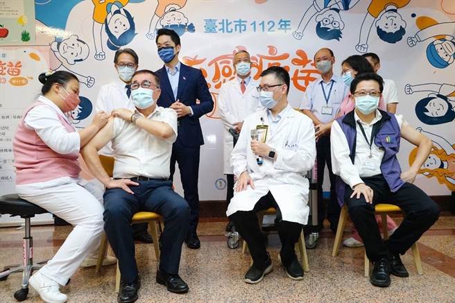 台北市长蒋万安出席台北市四价流感疫苗开打记者会，他呼吁，符合公费流感疫苗资格之市民，配合期程儘速完成接种，保护自己并守护亲友健康。（台北市政府提供／刘彦宜台北传真）