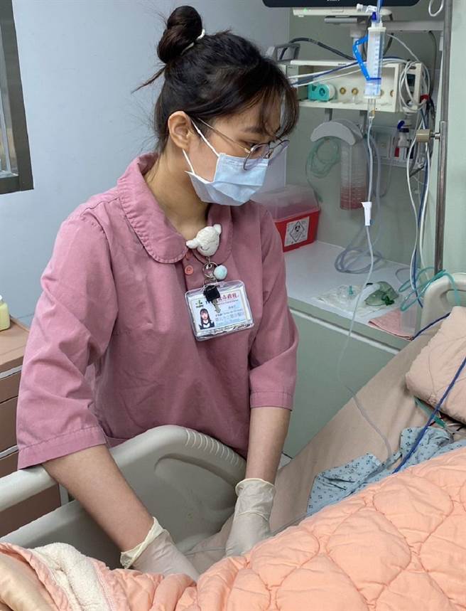 敏惠医护管理专科学校护理科学生黄薐芷参与五专展翅计画，她在台北市立联合医院实习。（教育部提供／林志成台北传真）