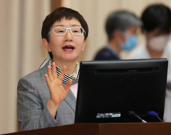 立法院财政委员会邀请财政部长率所属机关首长暨国营事业董事长、总经理（含各转投资事业机构公股代表之董、监事）列席业务报告，财政部长庄翠云出席回答立委的提问。（季志翔摄）