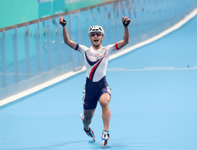 中华队滑轮溜冰好手杨合贞在女子3000公尺接力赛担任最后一棒。（毛琬婷摄）