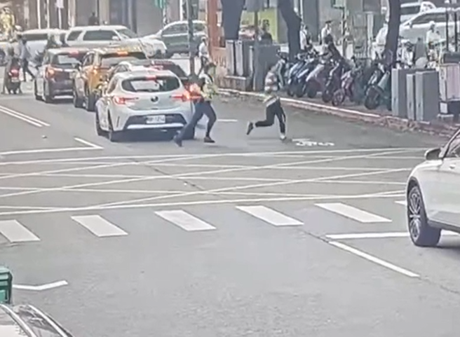 见警上前移工心虚开门拔腿狂奔！他逃逸还遭通缉，奔2百米仍被逮。(李文正翻摄)