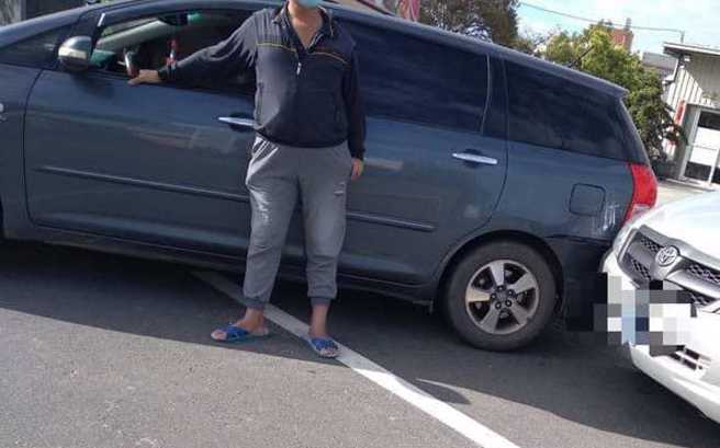 根据贴文内容，一名员警将肇事驾驶拦停路边，与此同时阿北移车时不慎追撞警车，未料阿北反大怪员警，直呼：「我没时间搞这些！」（ 翻摄画面/ 截自脸书社群「割萝卜外电译站」）