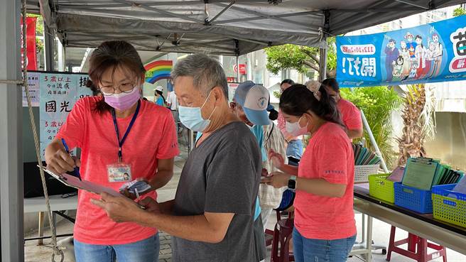 台东市卫生所公费流感疫苗打气踊跃，半小时发出70张号码牌，对象多为65岁以上长者。（萧嘉蕙摄）