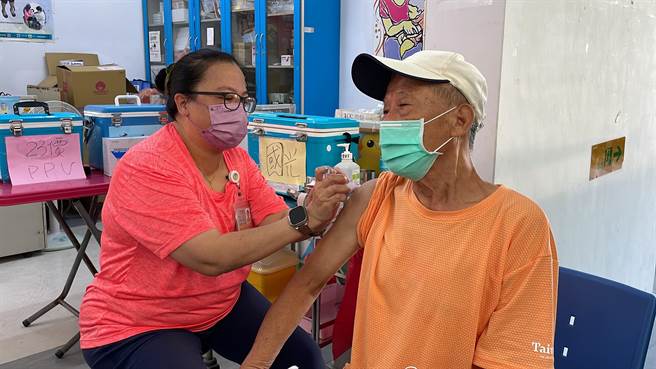 台东市卫生所上下午限量接种各200名公费流感疫苗，3岁以上接种「国光」，3岁以下为「赛诺菲」。（萧嘉蕙摄）