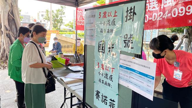 基于民眾知的权利，台东市卫生所公告接种疫苗厂牌，并于施打前再次告知。（萧嘉蕙摄）