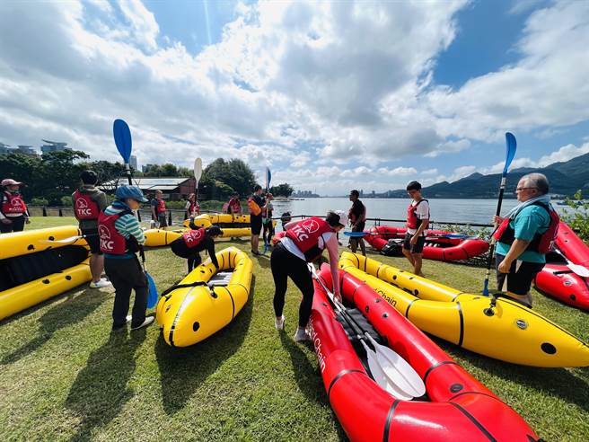 淡水流域食农小市搭配办理水上导览活动，多位参与者在结束之后主动消费支持书店。（无论如河书店提供／李欣恬台北传真）