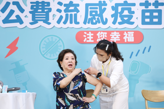 疾管署2日举行「注您幸福 112年度流感疫苗开打」记者会，并由防疫大使国民阿嬷陈淑芳（图左）于现场施打，共同呼吁符合公费对象之民眾配合开打时程儘速接种。（陈俊吉摄）