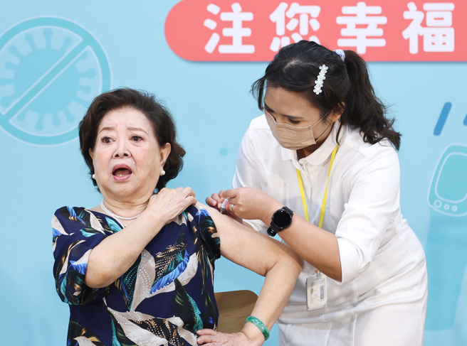 疾管署2日举行「注您幸福 112年度流感疫苗开打」记者会，并由防疫大使国民阿嬷陈淑芳（图左）于现场施打，共同呼吁符合公费对象之民眾配合开打时程儘速接种。（陈俊吉摄）