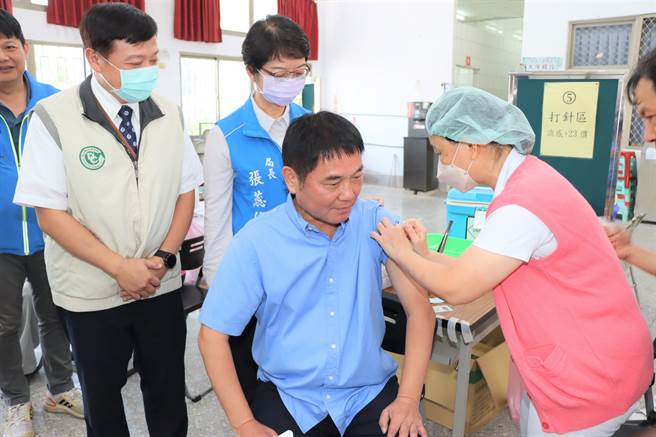 县长锺东锦也挽袖施打疫苗。（苗栗县政府提供／李京升苗栗传真）