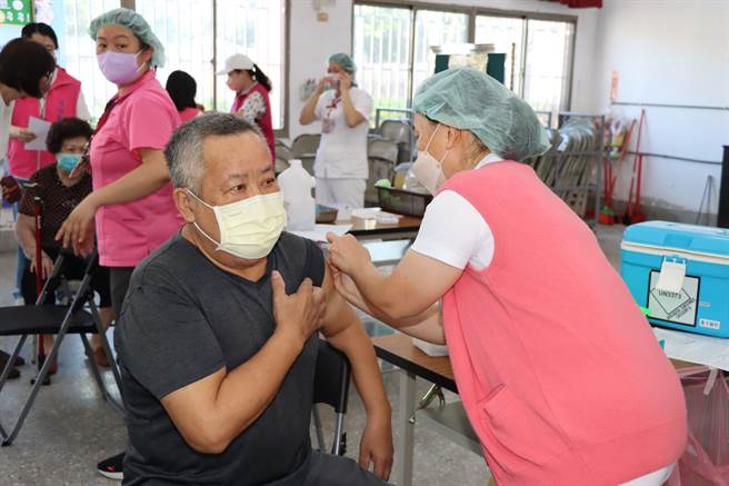 民眾施打流感疫苗。（苗栗县政府提供／李京升苗栗传真）