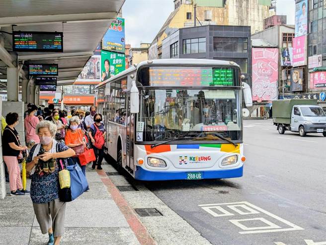 基隆市政府针对基隆市内的通勤族，推出市区定期月票，民眾只要付288元，就可以在30天内在基隆市区无限次搭乘市公车处公车及台铁莒光号以下列车。（张志康摄）