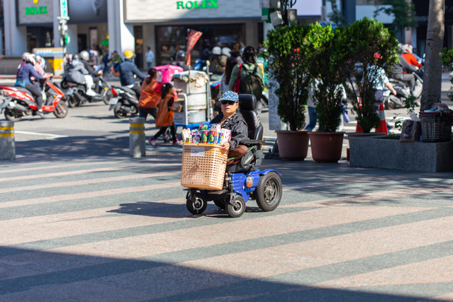 本案件发生于9月26日，员警当晚拦查陈姓妇人后，经酒测虽然证实超标，但员警却为妇人坐轮椅是否属于酒驾一事迟未能定论。（示意图/ shutterstock）