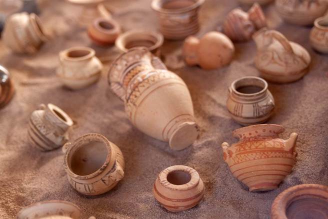 埃及、德国和奥地利组成的联合考古团队在第一王朝摄政王后的陵墓中发现大量酒罐，里面还保存着5000年前的葡萄酒液体。(示意图/达志影像)