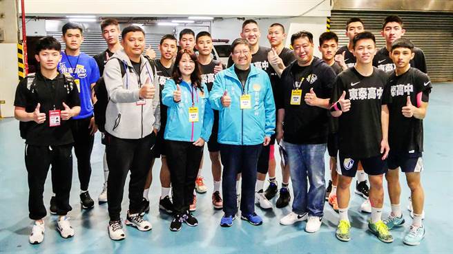 余祥平（后排右四）在东泰高中篮球队，109学年度打入HBL四强战，县长杨文科（中）与教育局长杨郡慈（左三）还特别到场观战，为球队打气。（新竹县政府提供／罗浚滨新竹传真）
