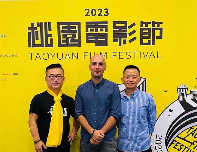  《神人之家》纪录片导演卢盈良（右）也前来欣赏《折翼姊妹》。（海鹏提供）