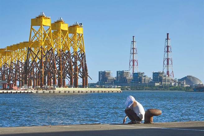 环境部今(2)日公告修正「固定污染源空气污染防制费收费费率」，本次修正内容包含新增排放大户费率级距及调整部分有害空气污染物费率，缴费级距由先前3级增为4级，另也调整甲苯与二甲苯费率2至3倍，预期每年可减少约9000公吨空气污染物排放。（本报资料照片）