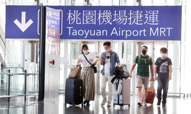 交通部民航局今天公告，10月国籍航空国际航线燃油附加费，短程线每人每航段调高2.5美元，长程线调高6.5美元。（图／示意图，记者范扬光摄影）