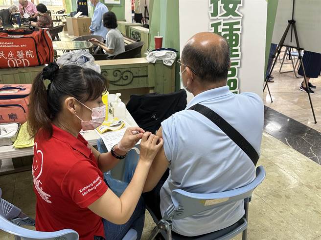 高雄公费流感疫苗开打，共11类对象可前往合约院所接种。（卫生局提供／任义宇高雄传真）