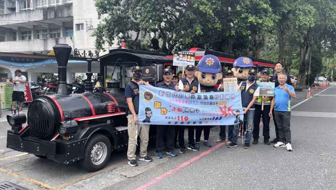 凤林警前进光復糖厂，送枝仔冰宣导交安识诈。（警方提供）