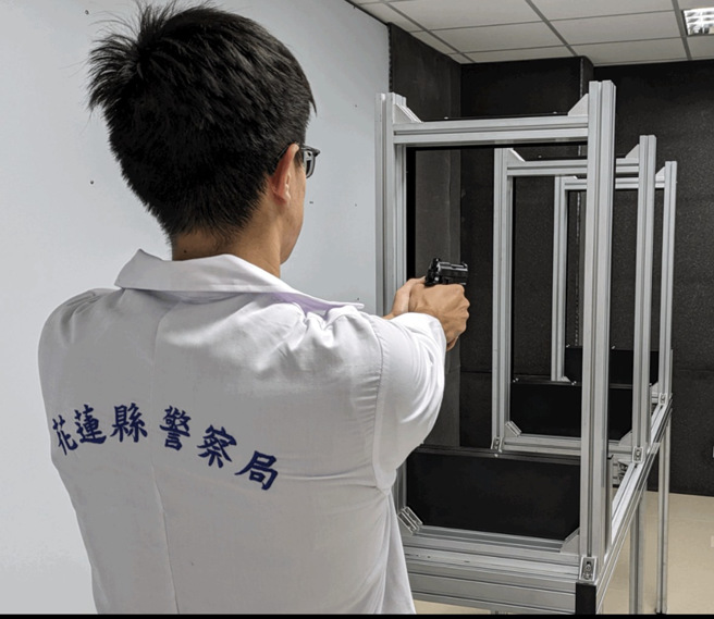 花莲县警察局建置空气枪动能鑑定实验室。（警方提供）