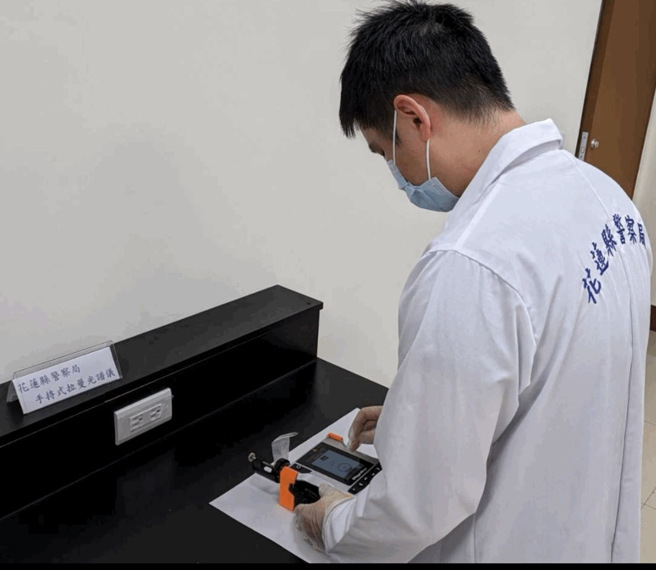 鑑识人员操作手持式拉曼光谱仪进行毒品初筛。（警方提供）