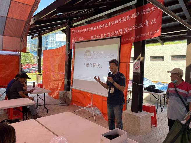 景观处邀请台湾省园艺技师公会副理事长曹明利老师带领学员们到户外实地演练，以实例讲解如何正确安全地使用工具进行树木修剪作业，图为演练前之说明。（新北市景观处提供／蔡亚桦新北传真）