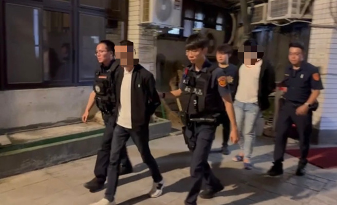 树林警方设局在面交现场埋伏，逮捕诈骗集团车手移送法办。（警方提供）