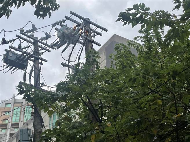 电线杆瞬间起火燃烧。（翻摄画面）