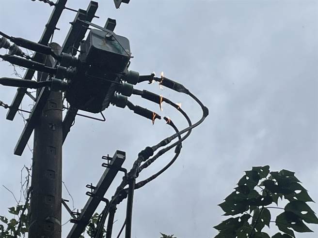 电线杆瞬间起火燃烧。（翻摄画面）