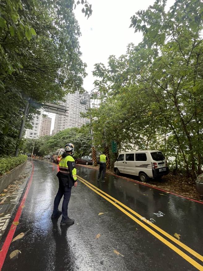 淡水区一处电线杆突爆炸冒出火光，警方和消防队、台电工程人员获报赶抵处理。（翻摄画面）