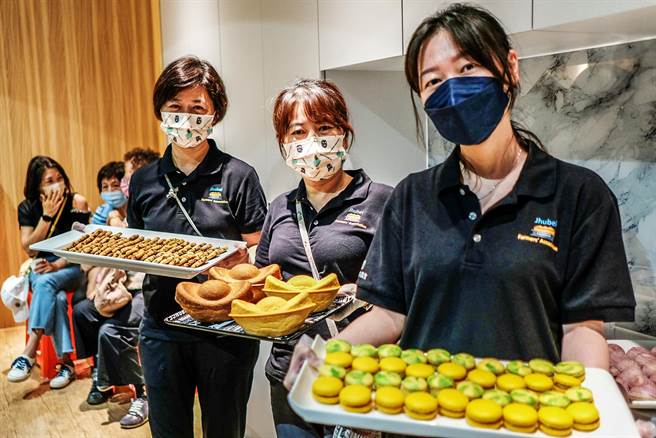 竹北市农会绿色照顾站揭牌，展示志工妈妈们用在地食材制成的马卡龙乳酪乌鱼子、地瓜米蛋糕及黑豆凤梨酥等点心。（罗浚滨摄）